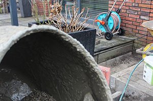 De betonmolen is noodzakelijk bij het leggen van keramische tegels