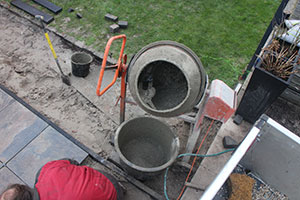 We houden de betonmolen dichtbij zodat de keramische tegels goed komen te liggen